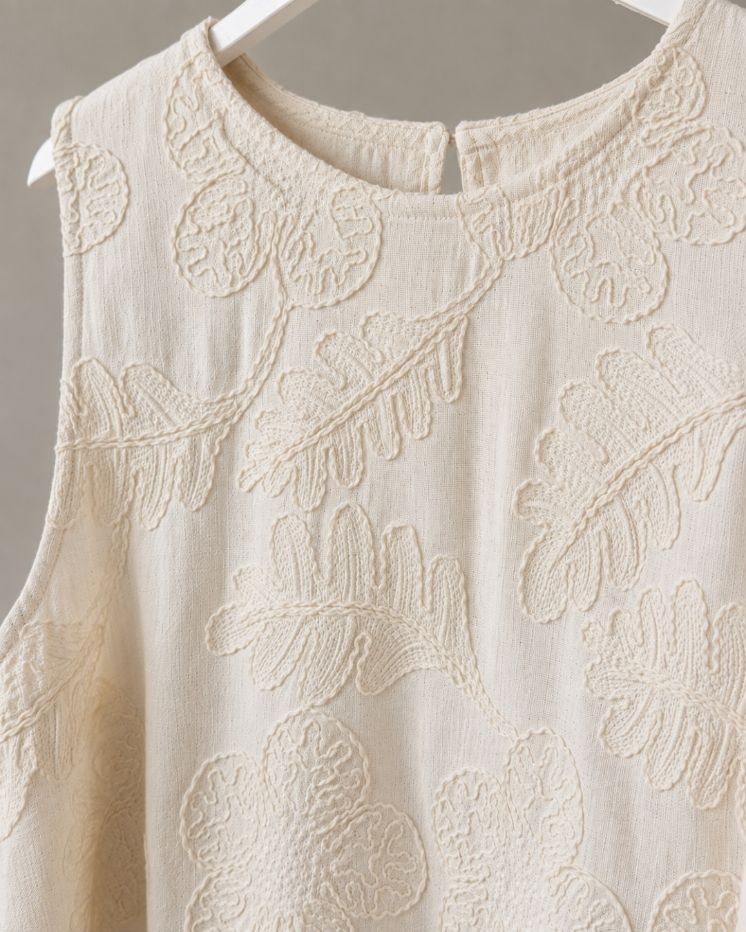 Camiseta de Tirantes Bordada en Relieve