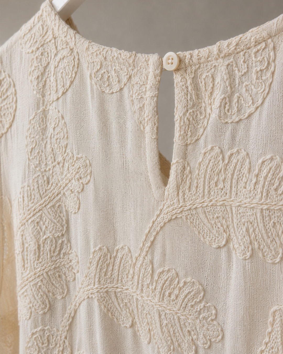 Camiseta de Tirantes Bordada en Relieve